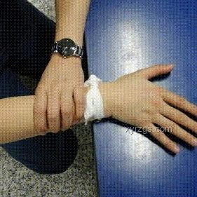 男子掰手腕骨折，慘痛教訓分享??骨折風險需警惕