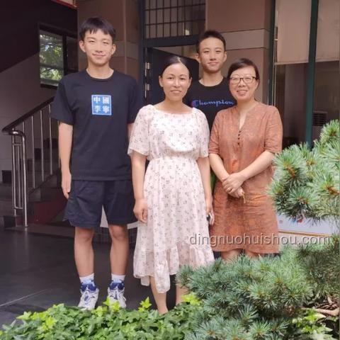 雙胞胎感恩教育現(xiàn)象透視：家庭教育價(jià)值觀與行業(yè)影響