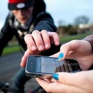 男子腳伸車窗外邊玩手機邊開車：危險行為糾正指南