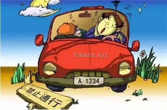 男子開車陋習透視：腳伸窗外玩手機，行車安全新挑戰