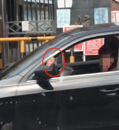 開車禁忌：腳伸窗外玩手機，危險行為大揭秘