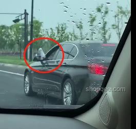 開車禁忌：腳伸窗外玩手機，危險行為大揭秘