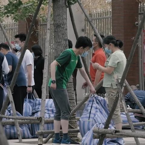 高考結束挑行李回家女生故事背后：青春與成長