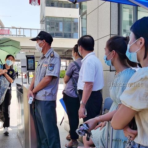 高考勵志新風尚：挑行李女生現(xiàn)象的未來影響預測