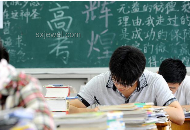 高考后挑行李回家的女生：婉拒資助，自立自強的青春贊歌
