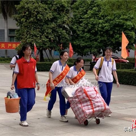 高考后挑行李回家的女生：堅(jiān)韌與自尊的力量??