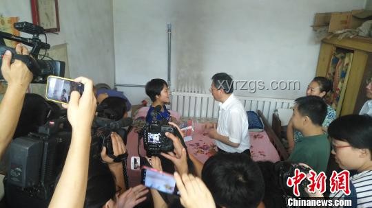高考結束，挑行李回家的她婉拒了資助