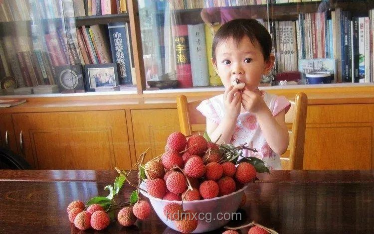 6歲女童空腹吃荔枝觸發“荔枝病”：食品安全與健康教育警鐘