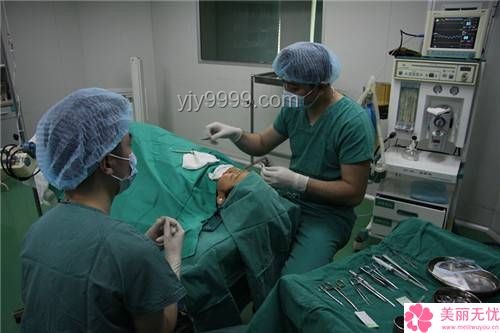 隆胸假體救命案例與傳統防護手段對比分析