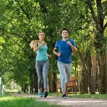 老人味源頭揭秘：55歲后生活調整，遠離異味困擾
