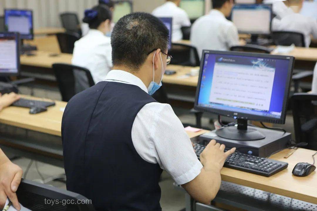 58歲柜員放大鏡辦業務遭嫌棄？銀行服務指南來了！