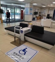 58歲柜員用放大鏡辦業務遭嫌棄？銀行服務優化指南