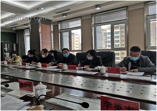 58歲柜員放大鏡辦業(yè)務(wù)爭(zhēng)議，銀行回應(yīng)策略探討