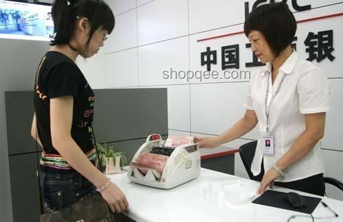 58歲柜員放大鏡辦業(yè)務(wù)遭嫌，銀行態(tài)度引熱議