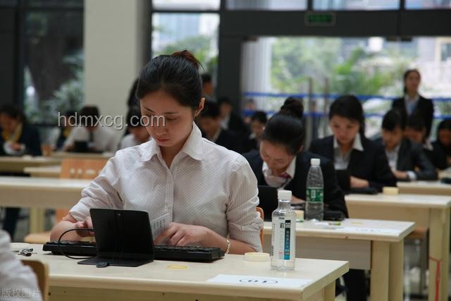 58歲柜員放大鏡辦業(yè)務(wù)爭(zhēng)議，銀行回應(yīng)策略探討