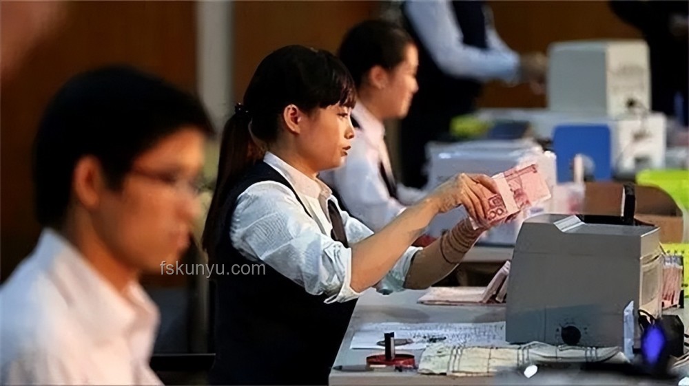 58歲柜員放大鏡辦業務遭質疑，銀行回應顯溫情