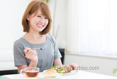 不刷牙直接吃早餐：口腔健康與飲食習慣的深度剖析