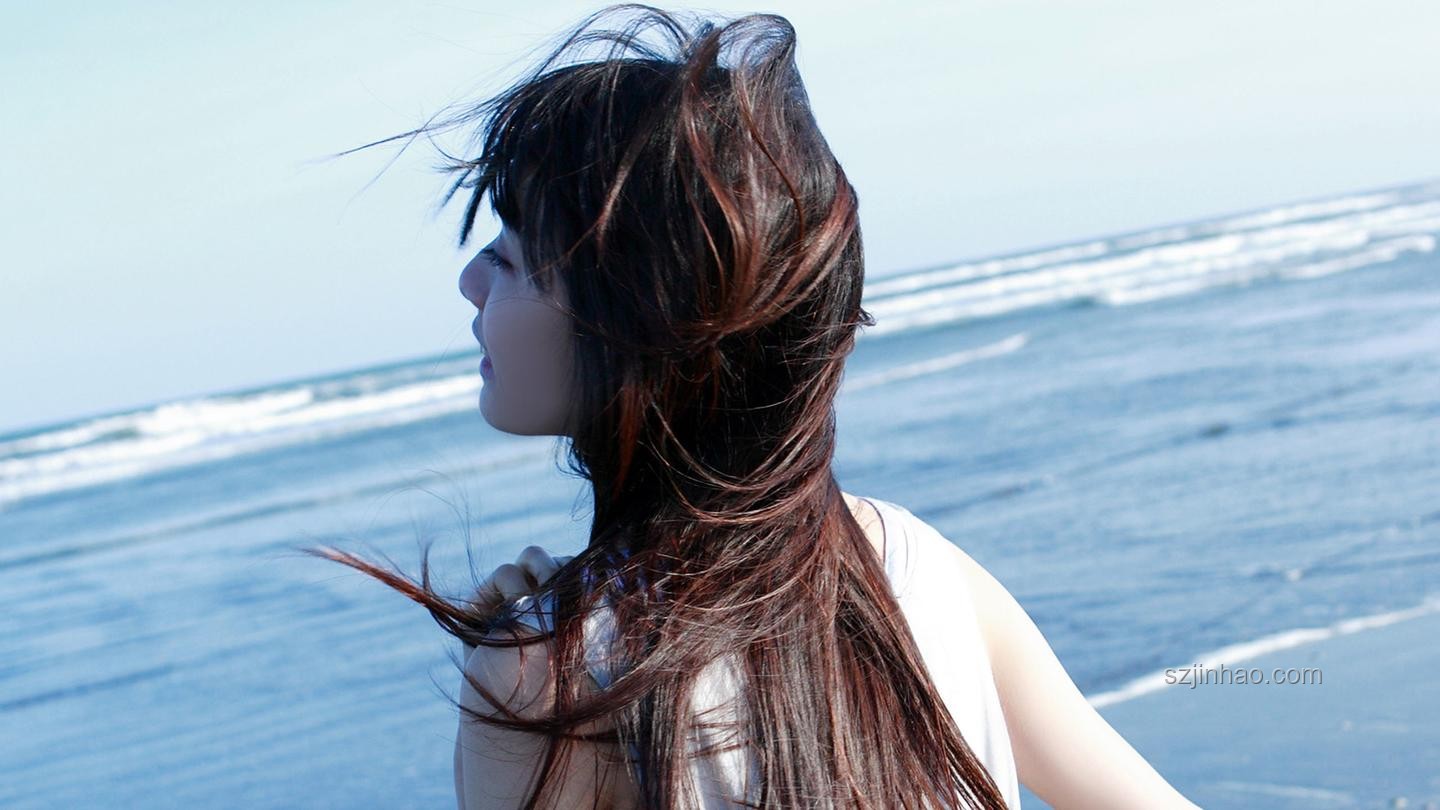 白巖松祝福背后的“扁擔女孩”：勵志與希望之光