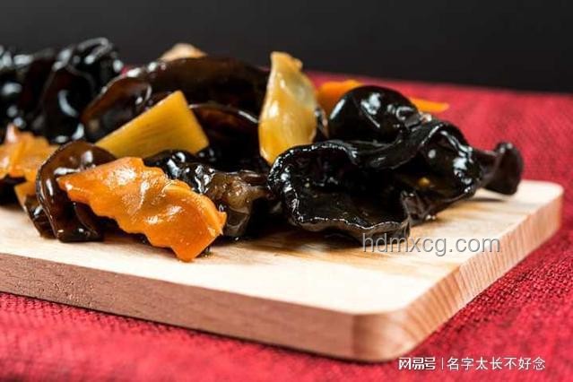 68歲阿姨吃隔夜白木耳中毒深度分析：米酵菌酸的隱憂
