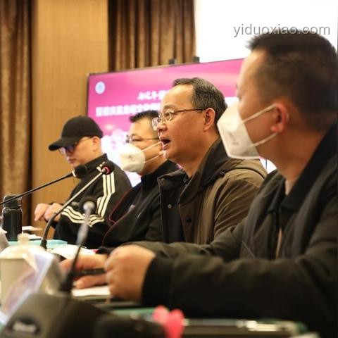 打破偏見(jiàn)，創(chuàng)新無(wú)界：從“館長(zhǎng)”事件看跨界思維的覺(jué)醒