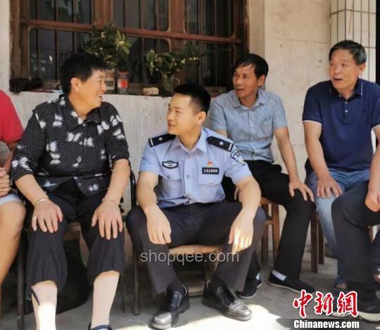 女兒勇敢發聲：實名舉報交警繼父私生活混亂的歷程