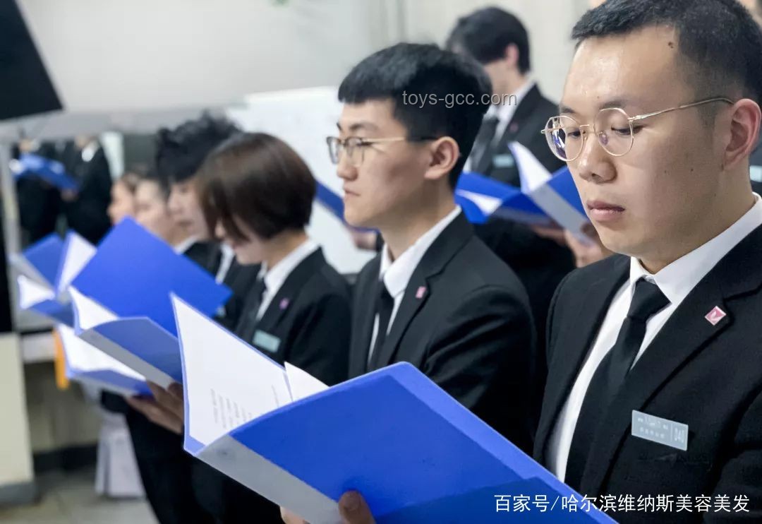2025年教育趨勢：張雪峰效應(yīng)下的人生導(dǎo)航新紀(jì)元，收費(fèi)站變轉(zhuǎn)折站