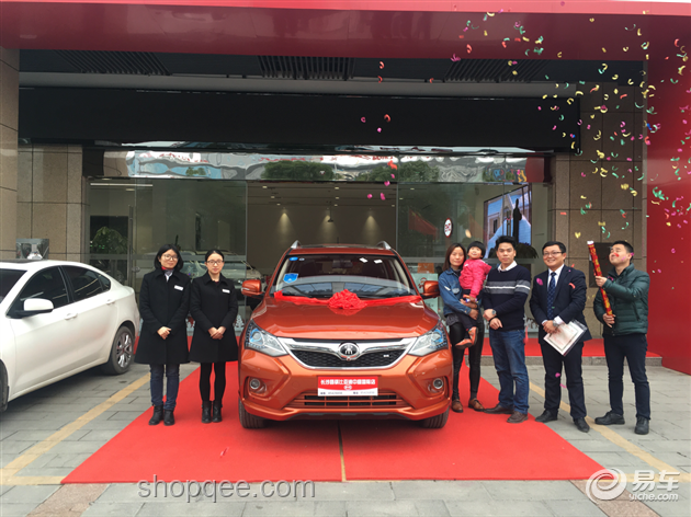 男孩購物抽獎中汽車，父子共驅回家路