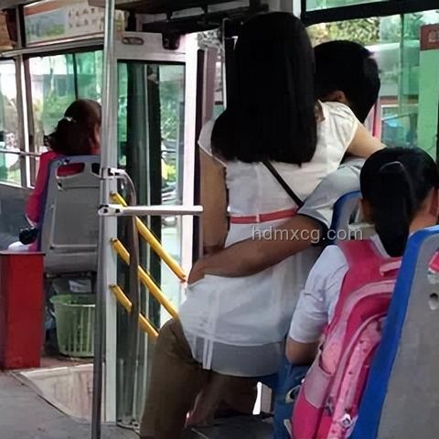 盤點高校反差眼鏡情侶不雅事件，警示公共行為規范