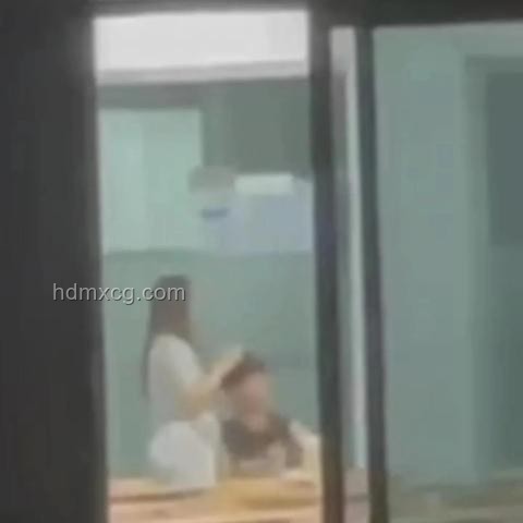 盤點高校反差眼鏡情侶不雅事件，警示公共行為規范