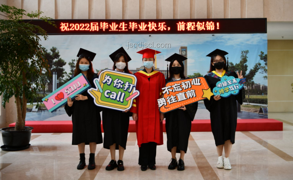 壁上觀到主旋律：女生畢業典禮演唱引領青春文化新趨勢