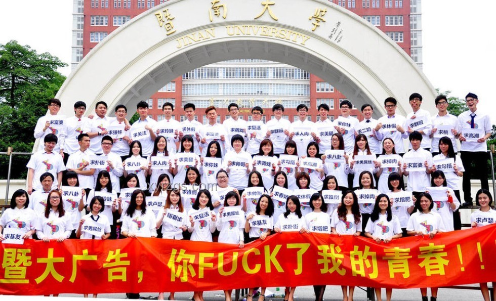 女生畢業(yè)典禮一曲壁上觀，開(kāi)口即青春永恒