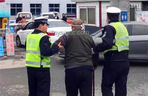 老人積水中倒地，民警未攙扶被免職案例研究
