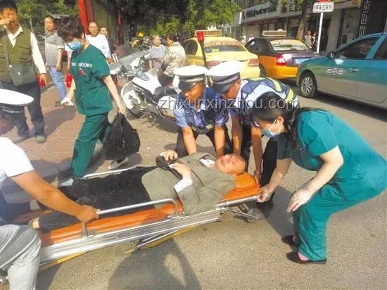 老人積水中倒地民警未攙扶被免職案例研究