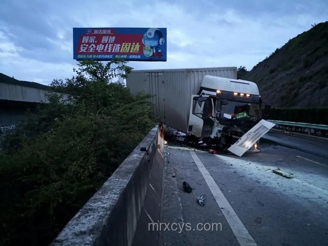 廈蓉高速大橋垮塌事故中卡車司機獲救案例對比分析
