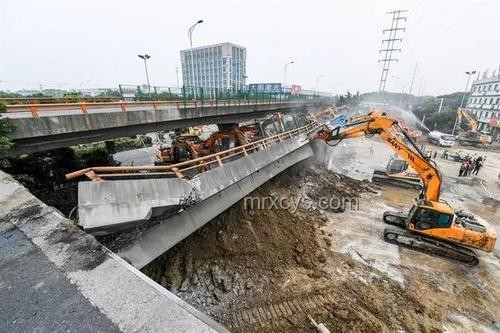 廈蓉高速大橋垮塌事故中卡車司機獲救案例對比分析