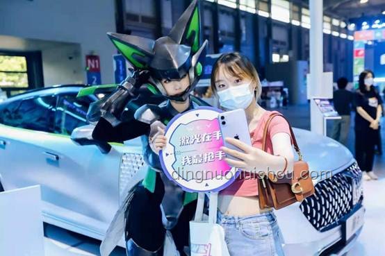 婁藝瀟與巨型Labubu同框：潮玩文化的魅力展現