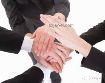 為什么和同學成為同事后感覺變了？同學關系,職場變化,人際關系,心理預期,環境差異