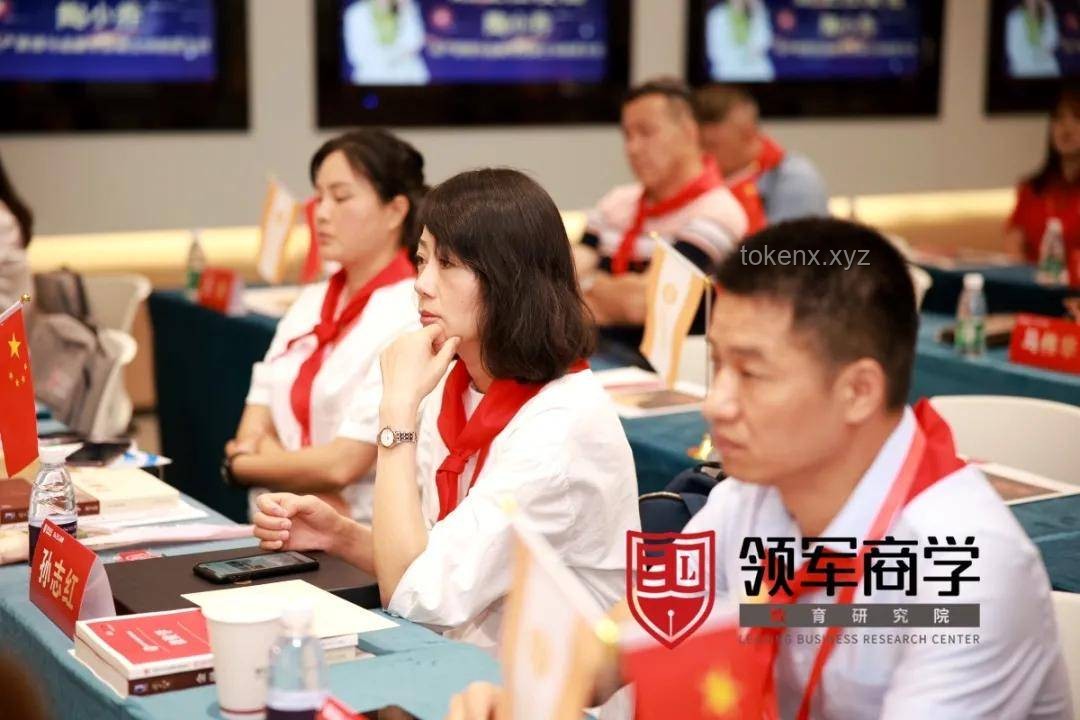 從同窗到同事：為何關(guān)系變質(zhì)？職場環(huán)境、人際動態(tài)與心理變遷