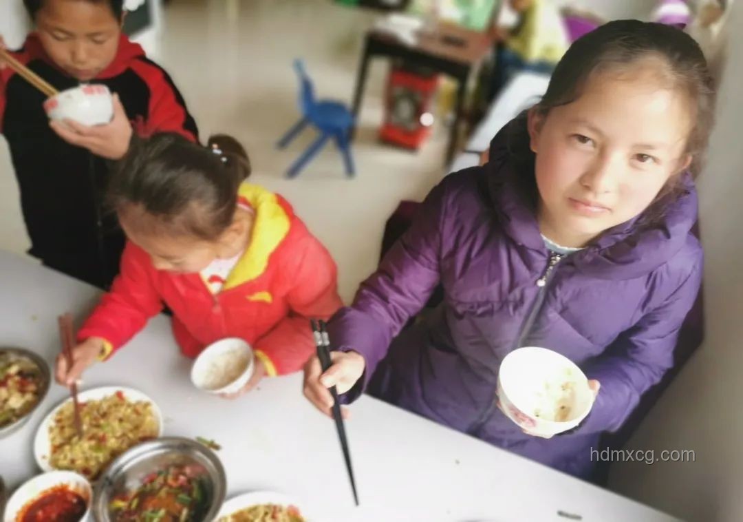 21名小學(xué)生湊錢聚餐老板補(bǔ)貼方案探討