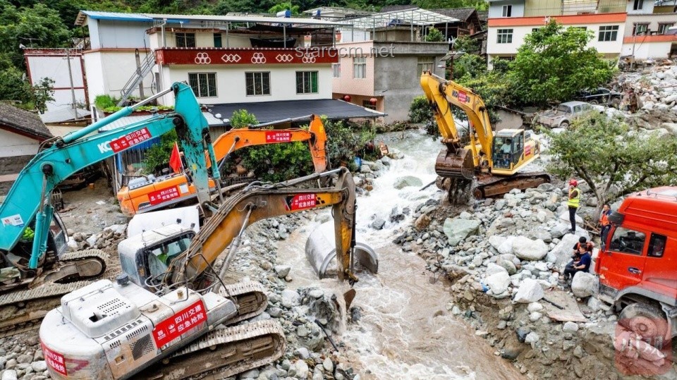 貴州榕江災(zāi)后清淤：社會車輛禁止駛?cè)氡澈蟮纳疃确治? title=