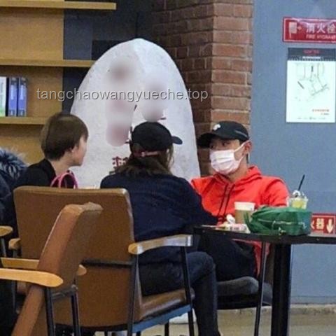 鹿晗“脫鞋梗”引領明星親民新風尚趨勢預測