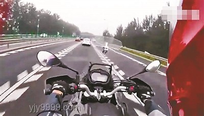 交警開私家車高速逼停摩托事件官方通報深度對比分析