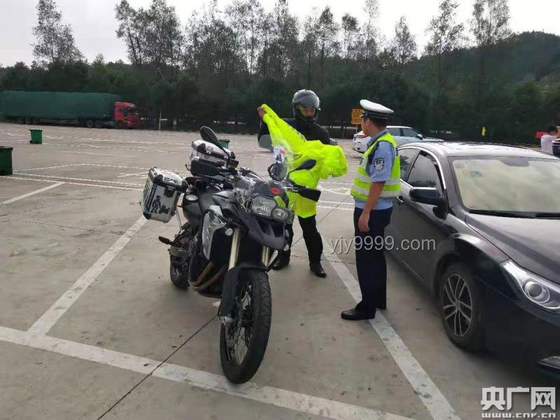 交警開私家車高速逼停摩托事件官方通報深度對比分析