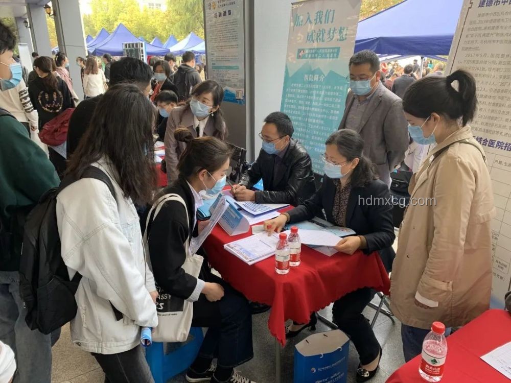 醫學生擺攤吐槽本科價值，學校反應引熱議