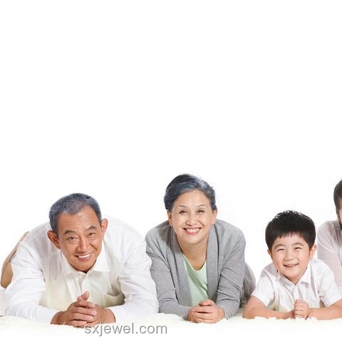 大學生畢業快樂與家庭團聚的喜悅對比分析：成長、支持與情感價值