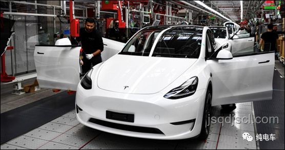 特斯拉與傳統汽車制造商對比分析：創新引領的未來出行