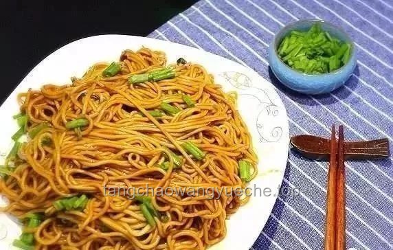 大學生就業指導：蔥燒大排速變蔥油拌面，一菜兩吃超實用！