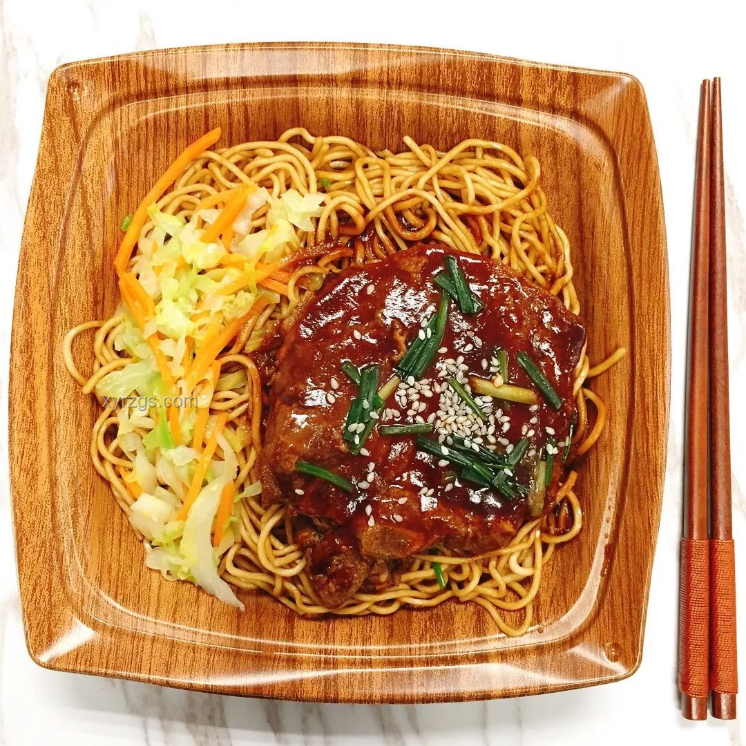 蔥燒大排與速成份蔥油拌面的就業(yè)指導(dǎo)對比分析：烹飪技巧與職業(yè)規(guī)劃