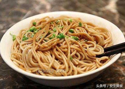 大學(xué)生就業(yè)指導(dǎo)：利用蔥燒大排速成分蔥油拌面，提升生活技能