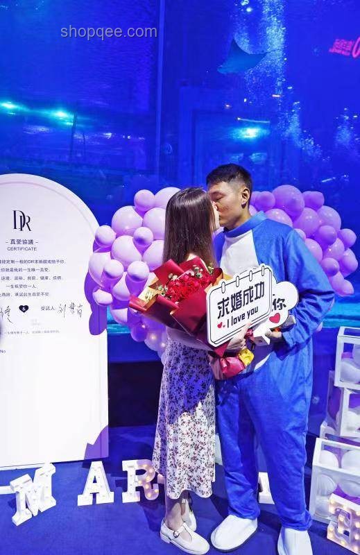 我求婚了?。河脛撔滤季S點亮愛情新篇章，創意求婚,情感科技,跨界靈感,個性化體驗